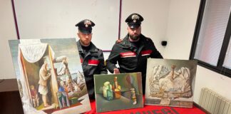 Rubano tre quadri di Orlando Donati e chiedono il riscatto: tre uomini arrestati dai Carabinieri I Carabinieri con i quadri di Orlando Donati