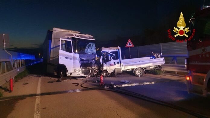Incidente sulla statale del Santo tra un camion e un furgone Incidente sulla statale del Santo tra un camion e un furgone