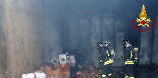 Caerano San Marco, principio d’incendio in una fabbrica di calzature sportive: cinque operai lievemente intossicati Caerano San Marco, principio d'incendio in una fabbrica di calzature sportive