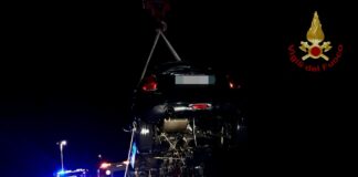 Campagna Lupia, finisce con l’auto in un canale, 25enne salvata dai vigili del fuoco Campagna Lupia, il recupero dell'auto finita in un canale