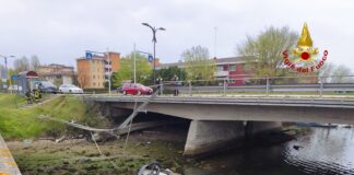 Chioggia, auto sfonda il guardrail e finisce nel canale: due feriti Chioggia, l'auto che ha sfondato il guardrail ed è finita nel canale