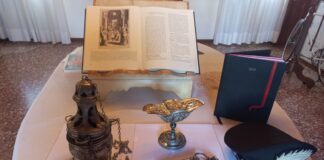 Recuperati oggetti sacri rubati: i Carabinieri restituiscono il maltolto alla chiesa di San Vigilio Gli oggetti sacri recuperati e restituiti dai Carabinieri al parroco della chiesa di San Vigilio a Dosson di Casier