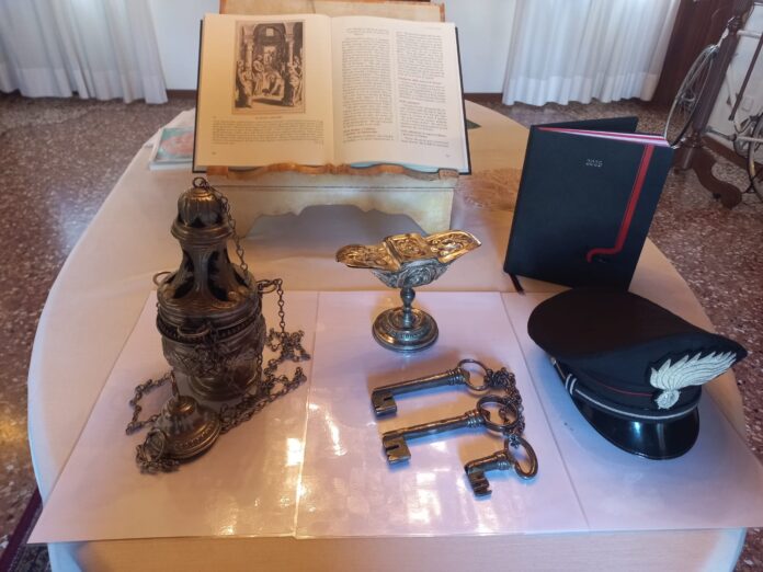 Gli oggetti sacri recuperati e restituiti dai Carabinieri al parroco della chiesa di San Vigilio a Dosson di Casier Gli oggetti sacri recuperati e restituiti dai Carabinieri al parroco della chiesa di San Vigilio a Dosson di Casier
