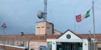 Incendio e resistenza a pubblico ufficiale: arrestato a Mestre dalla Polizia di Stato Le Volanti della Polizia di Stato davanti alla Questura di Venezia