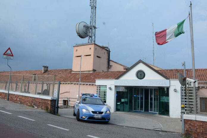 Le Volanti della Polizia di Stato davanti alla Questura di Venezia