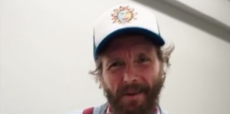 Jovanotti riceve una chitarra elettrica creata dai detenuti del carcere di Treviso Notizie Plus - Jovanotti chitarra detenuti Treviso