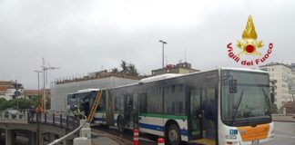 Rampa del cavalcavia a Mestre, principio di incendio in un autobus con studenti a bordo Rampa del Cavalcavia a Mestre, principio d’incendio in un autobus