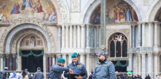 Turista lituano colpito da infarto in Piazza San Marco, salvato dai finanzieri col defibrillatore I Finanzieri in Piazza San Marco