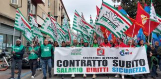 Metalmeccanici in piazza: 1500 lavoratori riempiono le vie di Mestre Sciopero e manifestazione dei metalmeccanici a Mestre - 28 marzo 2025