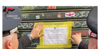 Furto di carte di credito a turisti, indebito utilizzo e tentato riciclaggio: i Carabinieri arrestano 4 persone I Carabinieri di Venezia sottopongono a sequestro l'esercizio commerciale