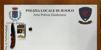 In auto con hashish, una mazza e un coltello: denunciati Hashish, mazza e coltello sequestrati