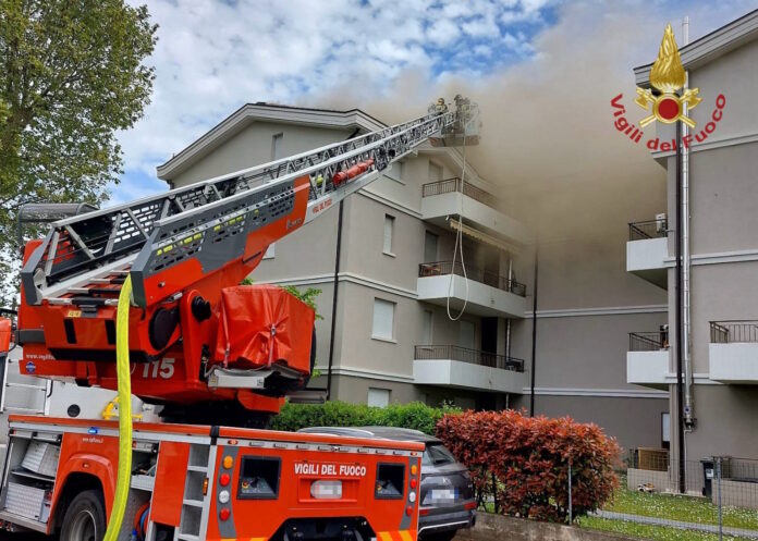 Incendio su un tetto a Quarto D'Altino Incendio su un tetto a Quarto D'Altino