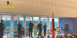 La GdF incontra gli studenti di Campolongo Maggiore La GdF con gli studenti di Campolongo Maggiore