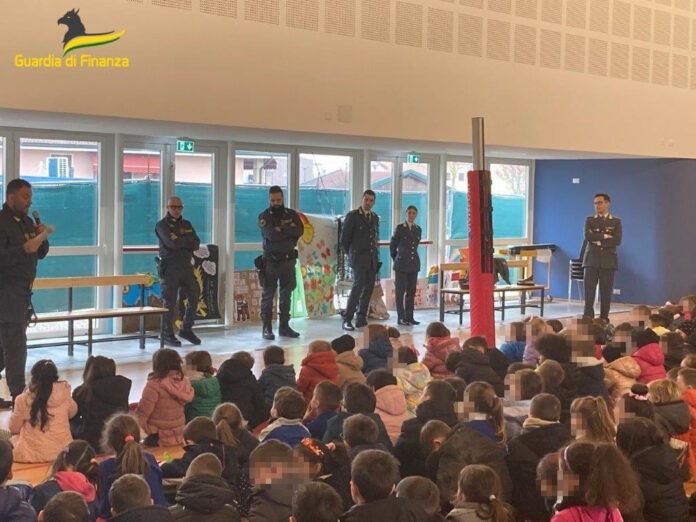 La GdF con gli studenti di Campolongo Maggiore La GdF con gli studenti di Campolongo Maggiore