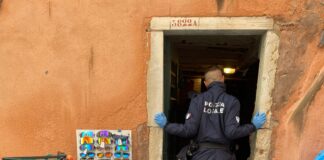 Sanzionati dalla Polizia Locale posteggi di souvenir nelle zone di San Marco e Santa Croce La Polizia Locale durante la confisca della merce al posteggio di souvenir