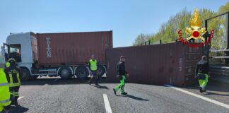 Camion a rimorchio rovesciato sull’A27, autostrada bloccata A27, il camion rovesciato sulla carreggiata