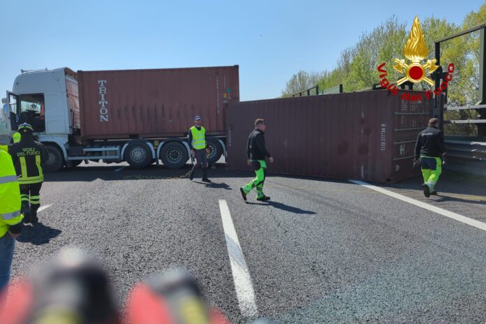 A27, il camion rovesciato sulla carreggiata A27, il camion rovesciato sulla carreggiata