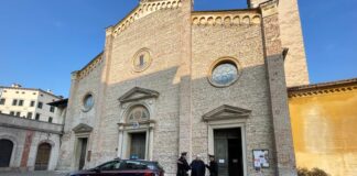 Ruba le offerte in chiesa: 47enne incastrato dai Carabinieri ad Asolo I Carabinieri davanti al Duomo di Santa Maria Assunta