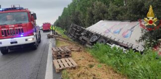 Campagna Lupia, schianto sulla Romea: un morto e un ferito Campagna Lupia, schianto sulla Romea: i mezzi finiti nel canale