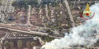 Prosegue l’intervento dei Vigili del Fuoco a Quarto D’Altino dopo l’incendio del tetto di una palazzina Quarto D'Altino, l'incendio sul tetto di una palazzina