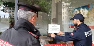 Il Questore sospende la licenza al Turkish Istanbul Kebap di via Roma Le Forze dell'Ordine notificano il provvedimento di sospensione al Turkish Istanbul Kebap di via Roma