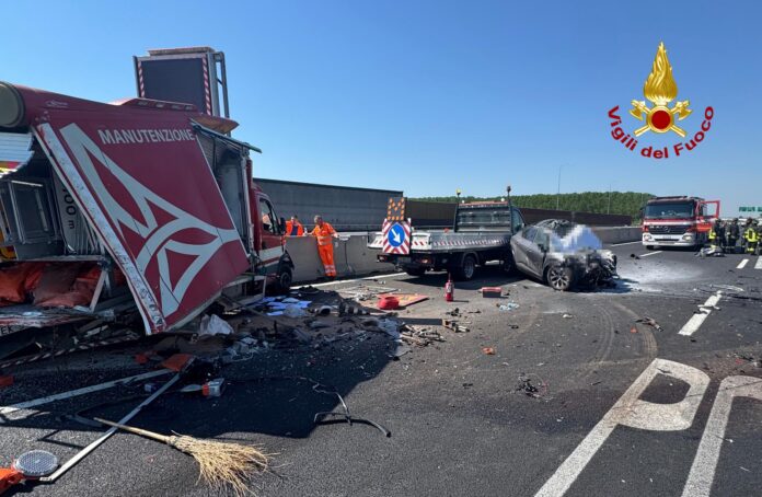 Autostrada A4, l'auto finita contro un cantiere stradale Autostrada A4, l'auto finita contro un cantiere stradale