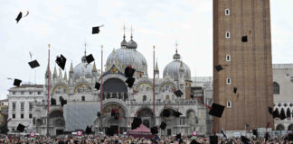 50esima edizione della Cerimonia di Laurea in Piazza San Marco, oltre 700 tocchi al cielo VENEZIA 09/04/25 - Il giorno della laurea in Piazza San Marco. ©Andrea Pattaro/Vision