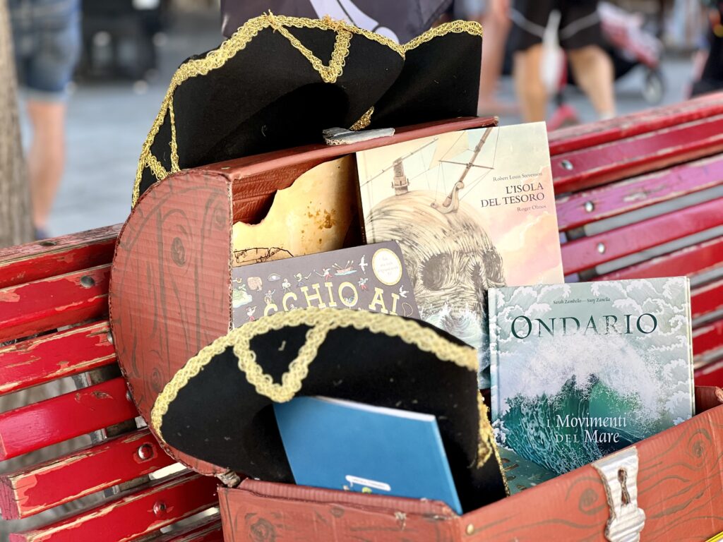 Bibliociurma all'arrembaggio