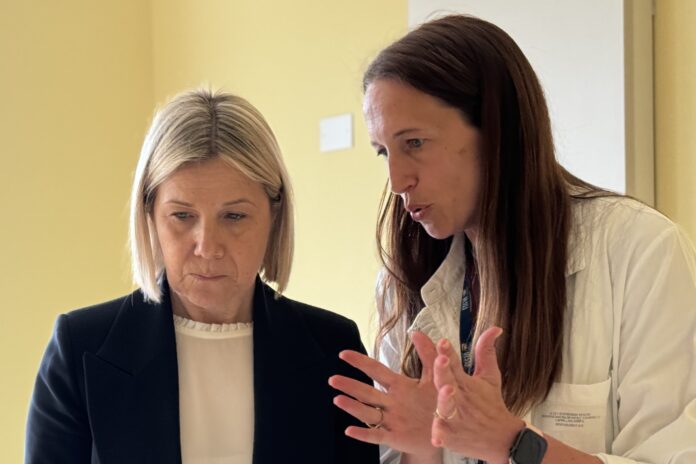 L'Assessore Regionale alla Sanità, Manuela Lanzarin, e Ambra Cappellari, primaria di Neuropsichiatria infantile di Dolo L'Assessore Regionale alla Sanità, Manuela Lanzarin, e Ambra Cappellari, primaria di Neuropsichiatria infantile di Dolo