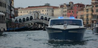 Deruba due persone e ne spintona una a terra: arrestata dalla Polizia di Stato Polizia di Stato di Venezia-Volante Lagunare