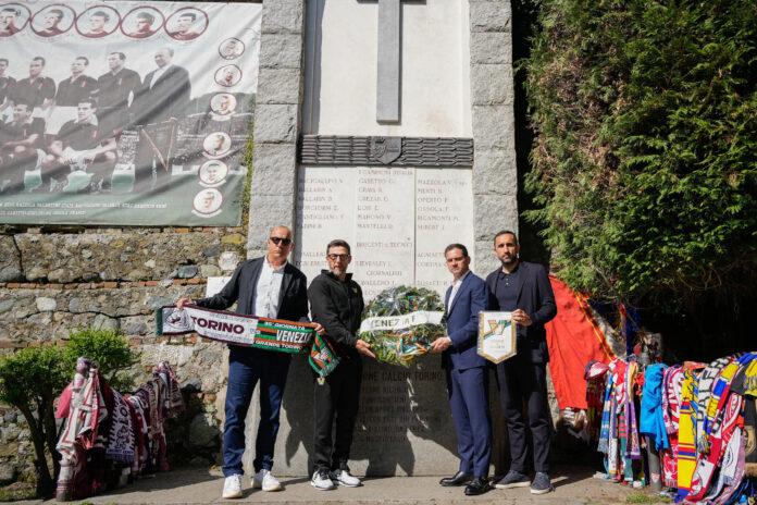La delegazione del Venezia FC rende omaggio al Grande Torino a Superga - foto: Ufficio Comunicazione Venezia FC La delegazione del Venezia FC rende omaggio al Grande Torino a Superga - foto: Ufficio Comunicazione Venezia FC