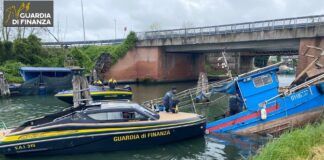 Motobarca da pesca semiaffondata sversa idrocarburi nella laguna di Venezia La motobarca semiaffondata
