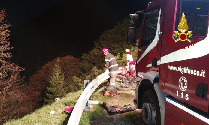 Pieve del Grappa, i soccorsi al motociclista finito in un burrone Pieve del Grappa, i soccorsi al motociclista finito in un burrone
