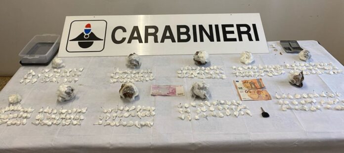 La cocaina e i materiali di sospetta provenienza sequestrati dai Carabinieri La cocaina e i materiali di sospetta provenienza sequestrati dai Carabinieri