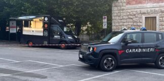 Nervesa della Battaglia, in fiamme un furgone per la vendita di panini: ustionato un 22enne Nervesa della Battaglia, il furgone della vendita di panini dove è scoppiato l'incendio