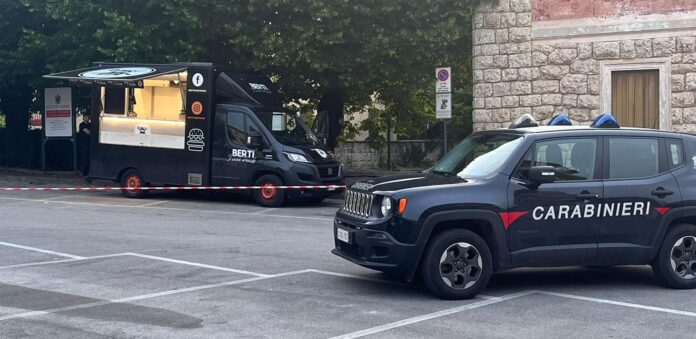 Nervesa della Battaglia, il furgone della vendita di panini dove è scoppiato l'incendio Nervesa della Battaglia, il furgone della vendita di panini dove è scoppiato l'incendio