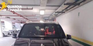 Sequestrate tre autovetture di lusso importante in contrabbando Una delle autovetture di lusso importate in contrabbando e sequestrate dalla GdF