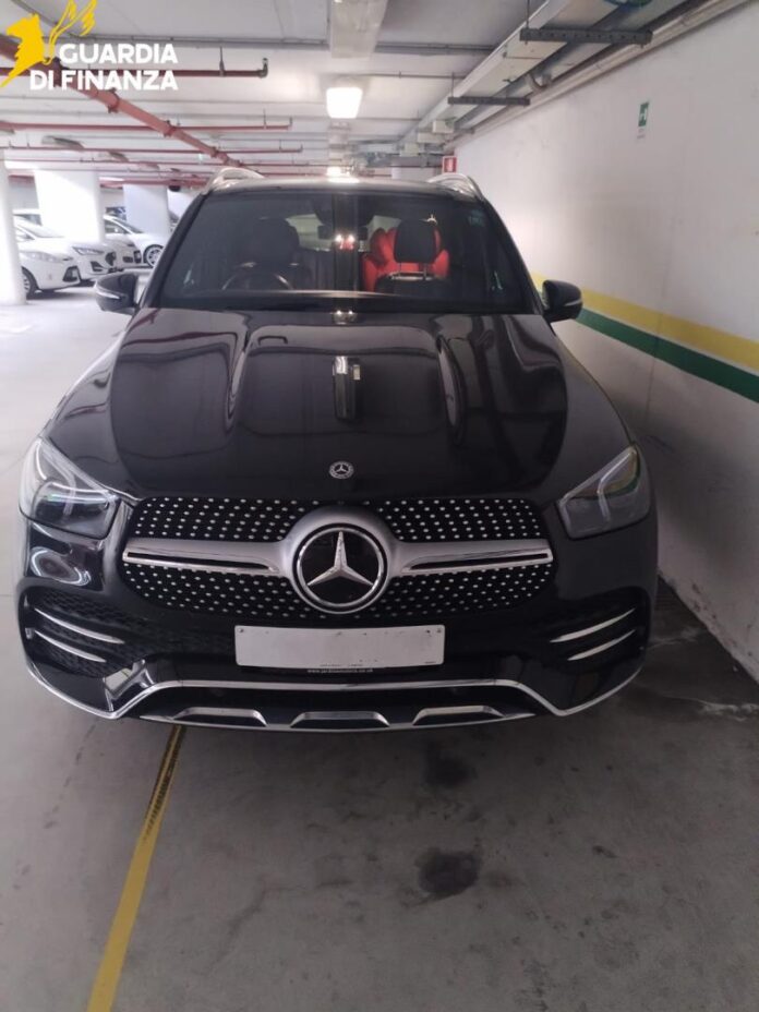 Una delle autovetture di lusso importate in contrabbando e sequestrate dalla GdF Una delle autovetture di lusso importate in contrabbando e sequestrate dalla GdF