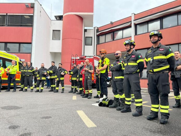 Vigili del Fuoco nel corso delle lezioni-dimostrazioni dedicate ai bimbi Vigili del Fuoco nel corso delle lezioni-dimostrazioni dedicate ai bimbi