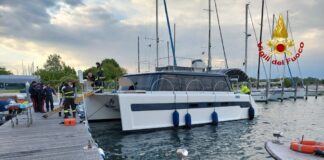 Giovane donna muore dopo essere caduta da un catamarano I soccorsi nei pressi del catamarano da cui è caduta la giovane donna