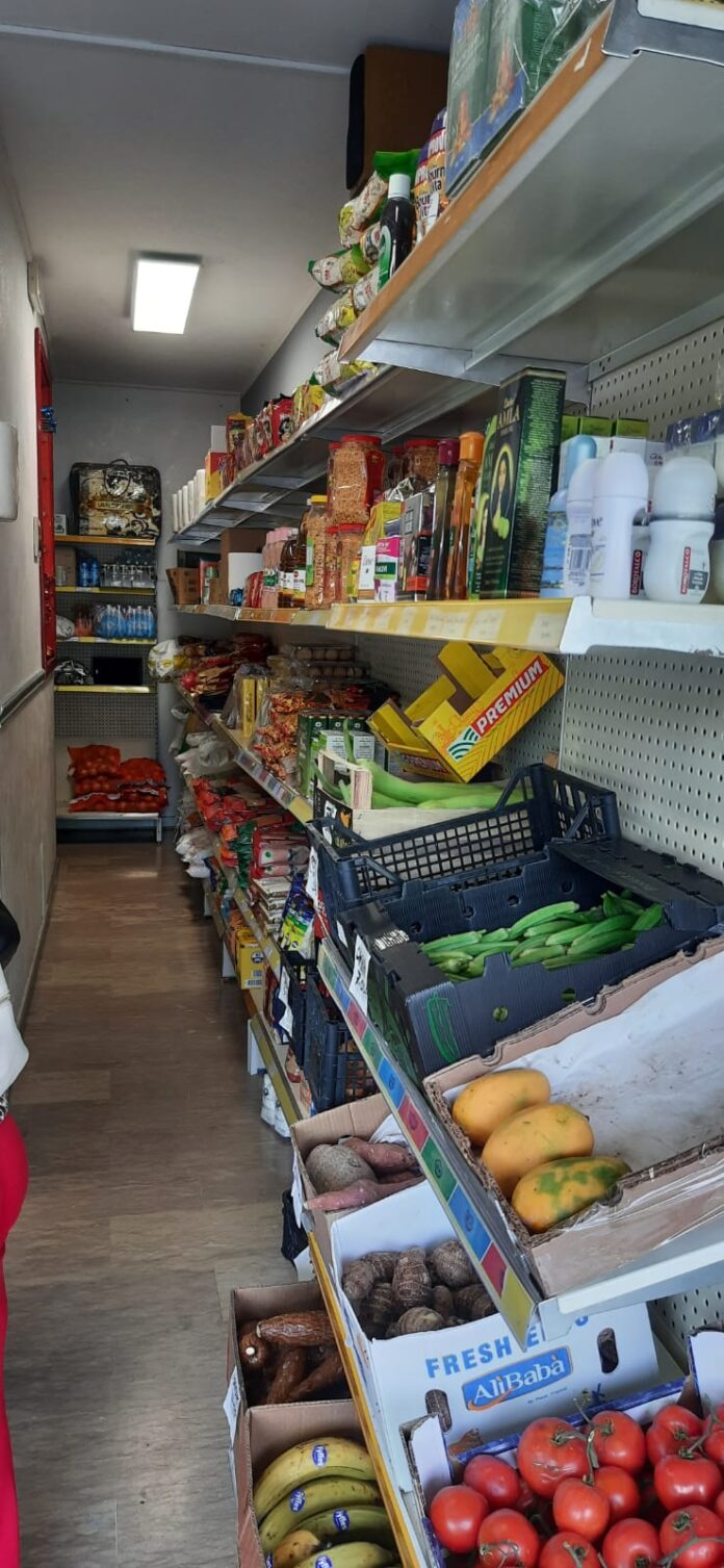 L'ex salone di parrucchiere trasformato in un market L'ex salone di parrucchiere trasformato in un market