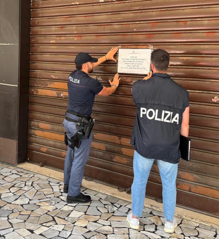I poliziotti del Commissariato di Mestre e della Polizia Amministrativa della Questura di Venezia hanno provveduto a notificare, al locale di Mestre, il provvedimento del Questore