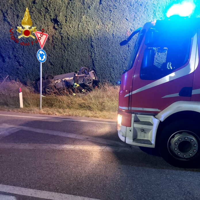 L'autovettura uscita fuori strada e ribaltata L'autovettura uscita fuori strada e ribaltata