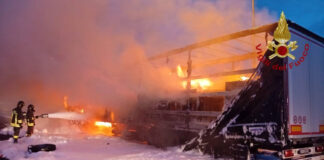 In fiamme il rimorchio di un mezzo pesante in autostrada A4 Il rimorchio del mezzo pesante andato in fiamme sull'autostrada A4