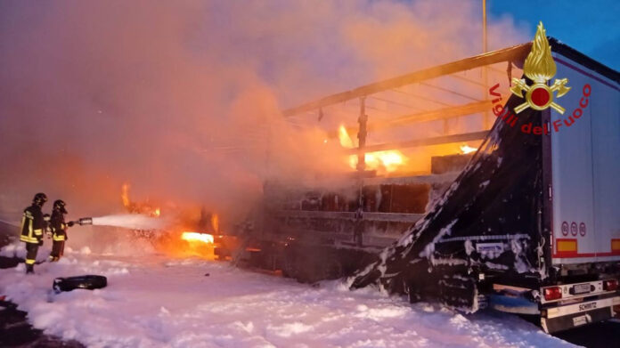 Il rimorchio del mezzo pesante andato in fiamme sull'autostrada A4 Il rimorchio del mezzo pesante andato in fiamme sull'autostrada A4