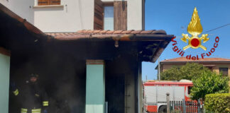 Treviso, in fiamme il porticato di una casa Il porticato andato a fuoco