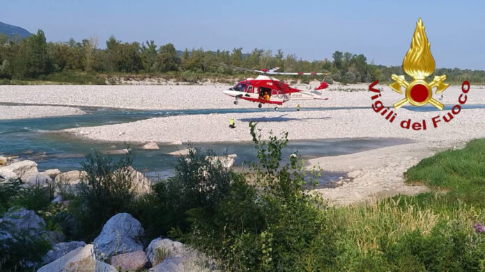 Le operazioni di recupero del corpo della bambina annegata nel Piave