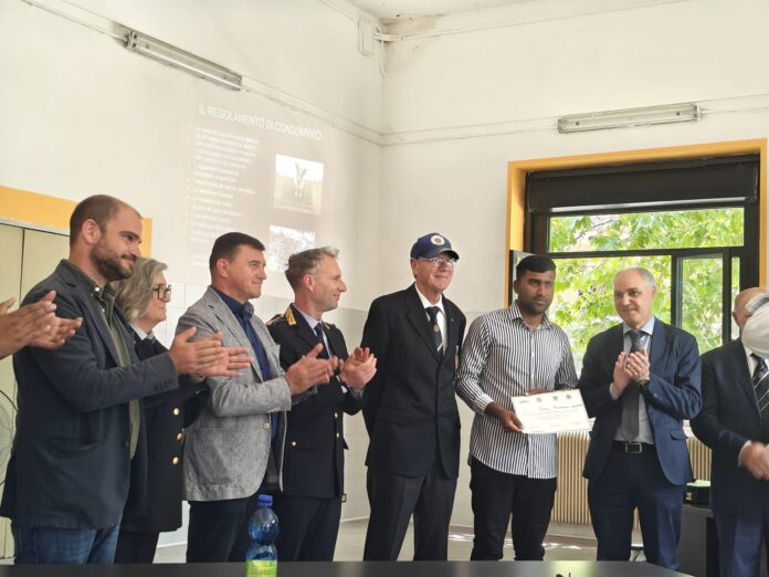 Consegnati gli attestati ai richiedenti asilo che hanno seguito i corsi della Polizia Locale Consegnati gli attestati ai richiedenti asilo che hanno seguito i corsi della Polizia Locale