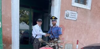 Lido di Venezia: i Carabinieri restituiscono al proprietario un motociclo rubato nel 1989 Lido di Venezia: i Carabinieri restituiscono al proprietario un motociclo rubato nel 1989