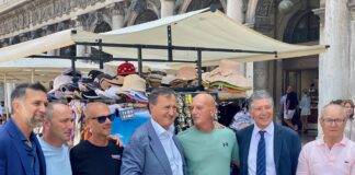 Presentati oggi i 35 nuovi banchetti degli ambulanti in piazza San Marco Inaugurazione dei nuovi banchetti in Piazza San Marco
